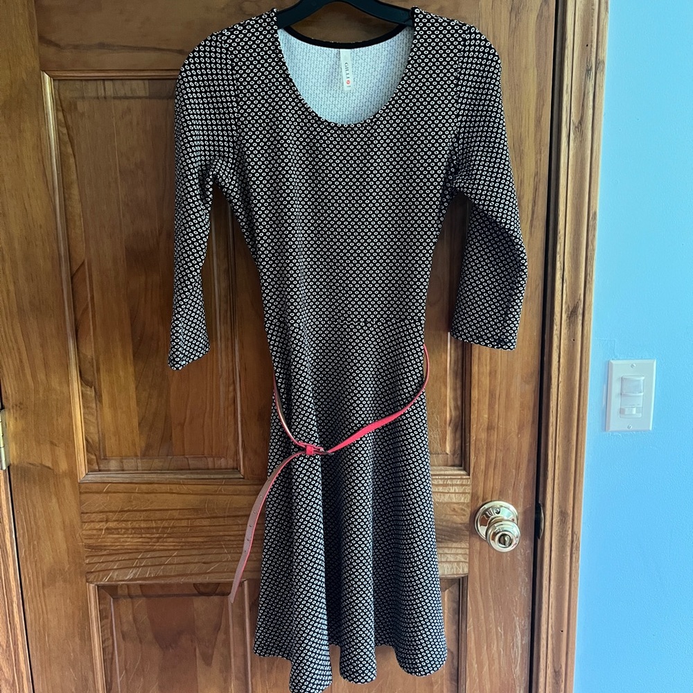 Gilli black & white patterned dress with red belt